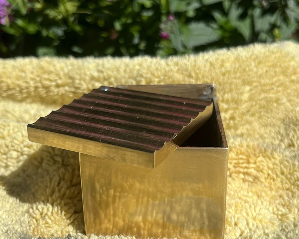 Brass jewelry box with a ribbed lid