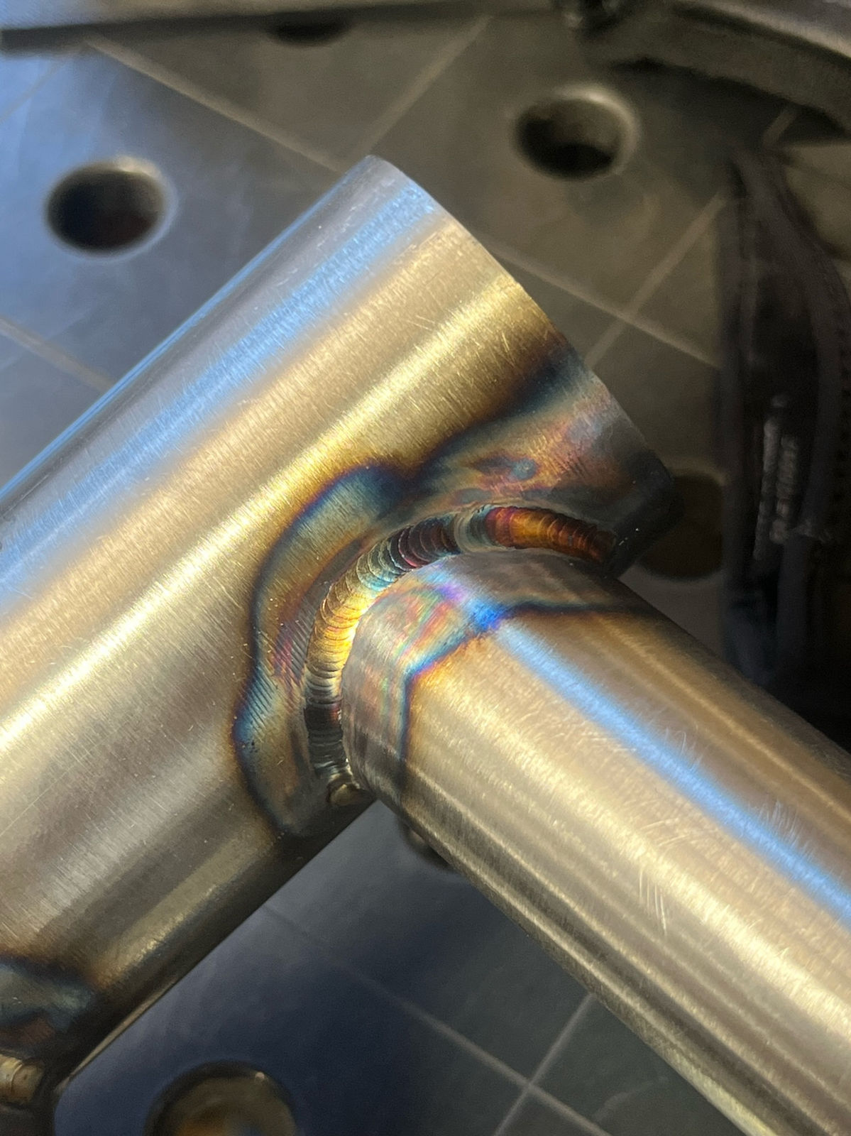 Tube junction weld with rainbow heat tint
